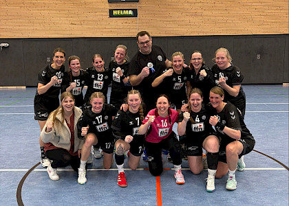 Foto der Handballdamen kniend und stehend in der Halle mit den geballten Fäusten für ihren Sieg Foto der Handballdamen kniend und stehend in der Halle mit den geballten Fäusten für ihren Sieg