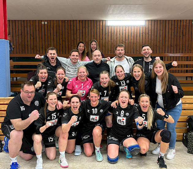 Handballdamen stehen für das Foto in der Halle zusammen und bejubeln ihre Vizemeisterschaft Handballdamen stehen für das Foto in der Halle zusammen und bejubeln ihre Vizemeisterschaft